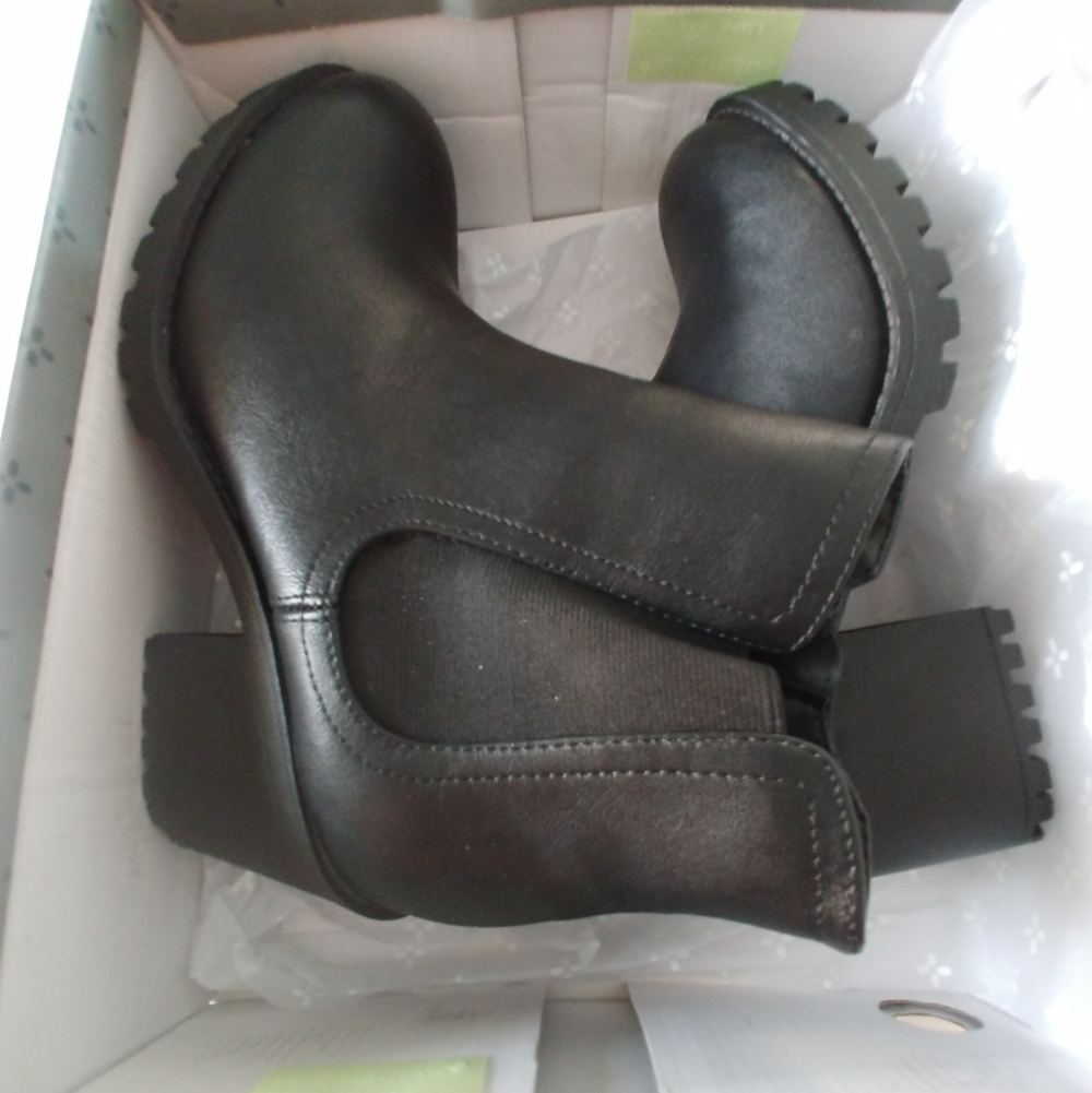 Sun + Stone Black Chelsea Lug Heel Boots. Size 8
